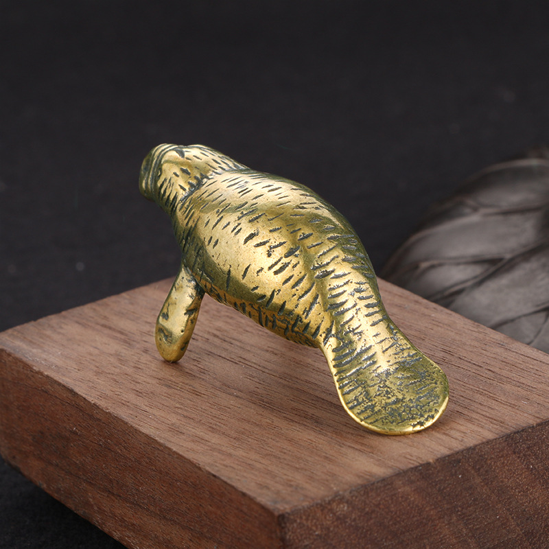 Mosiężne figurki manate z Flor – Desk Setup Retro recenzja i cena